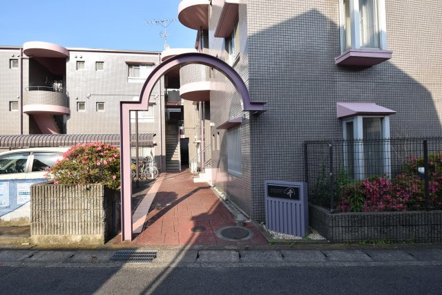 アルカサール幸のエントランス|落ち着いたエントランスです