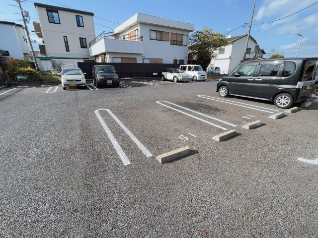 ピースガーデン東新町の駐車場