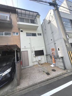 【前面道路含む現地写真】 | 深草泓ノ壺町　中古テラス | 前道約5.6ｍ
公園も周辺に多く子育て環境も良好な立地です♪