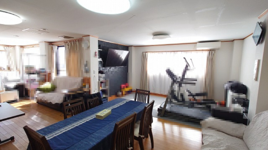 小牧市小牧５丁目　中古戸建の居間・リビング|ゆったり過ごせる居間です