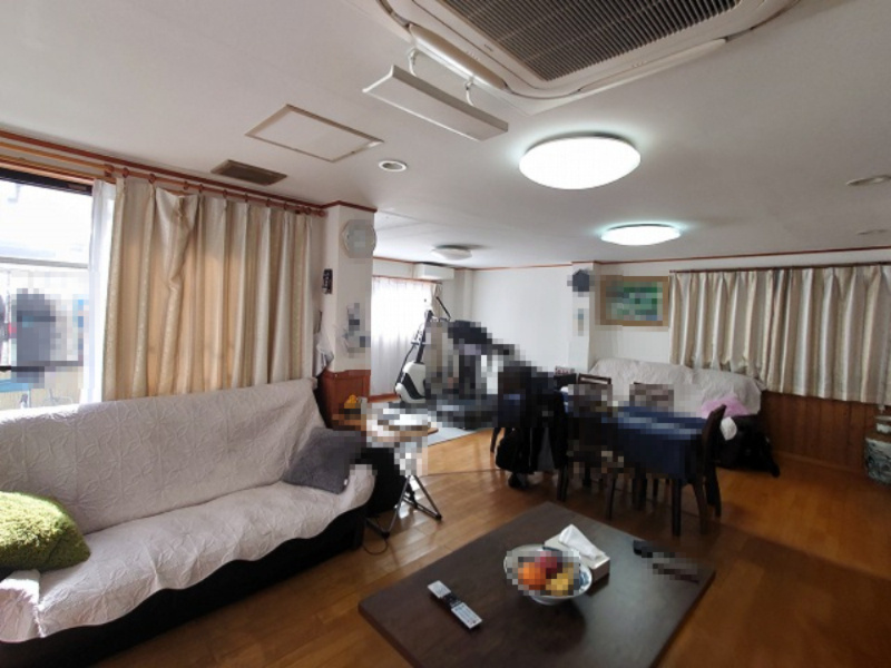 小牧市小牧５丁目　中古戸建の居間・リビング|使いやすいリビングです