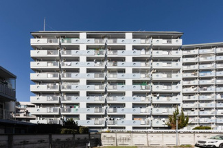 【外観】 | 周辺は低い建物が多く存在感が際立ちます。