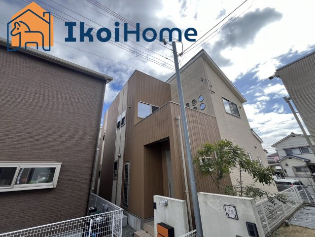 明石市大久保町谷八木　中古戸建　築浅の外観|●資料・カタログのご請求無料●現地見学可能●敷地内には3台車を駐車することができます。最寄り駅の藤江駅までは徒歩16分となっており駅ちかで便利な立地です。