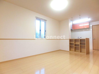 【居間・リビング】 | パセオプラシード成田Ｄ | １０．５帖のＬＤＫ。角部屋で２面に窓があります。