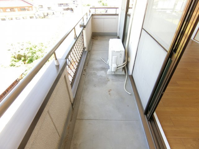 リバーサイドマンションのバルコニー|同物件別部屋写真