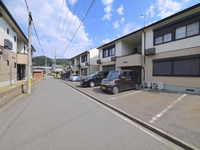 エトワール朝倉　Ｂの駐車場|車をお持ちの方に嬉しい駐車場付きの物件です