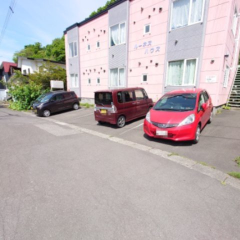 ルーネスハウスの駐車場|駐車場に車を止められます