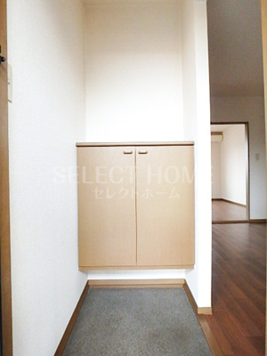 【玄関】 | ＨＫガーデンＡ棟 | 同型タイプ収納もある玄関です