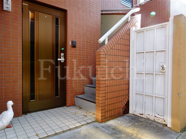 ファミール祐天寺のエントランス