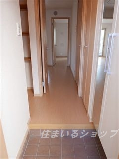 安芸高田市吉田町吉田のアパートの玄関|ミラー付き大型シューズボックス