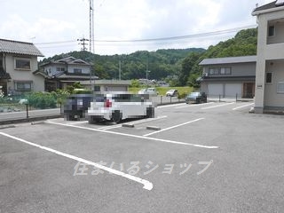 安芸高田市吉田町吉田のアパートの駐車場