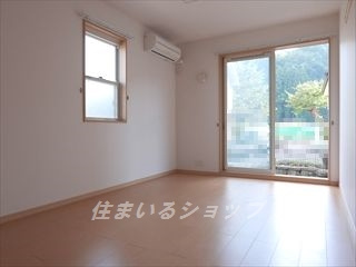 安芸高田市吉田町吉田のアパートの居間・リビング