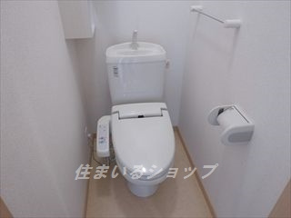 安芸高田市吉田町吉田のアパートのトイレ|シャワートイレ・収納あり