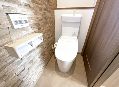 【トイレ】 | 伏見区久我本町⑦号地　12区画　築後未入戸建 | こちらは2階にあるトイレです。便利な機能が付いているので気持ちよくお使い頂けます。