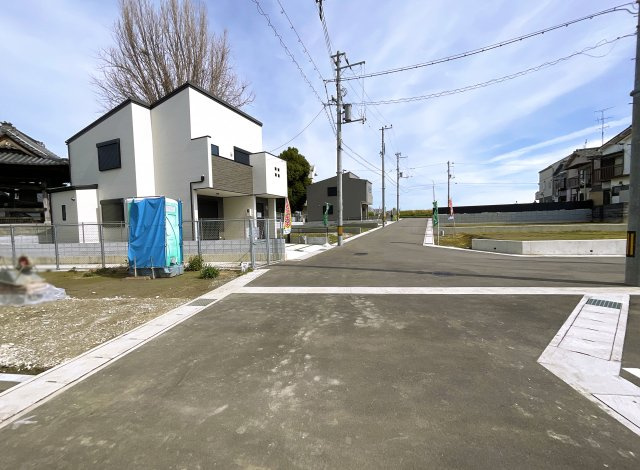 【前面道路含む現地写真】 | 伏見区久我本町⑦号地　12区画　築後未入戸建 | 前道は6ｍある開放的な分譲地です。、見晴らしもよく素敵な暮らしをスタート出来ます。まずは、お気軽に内覧して下さい(*´▽｀*)