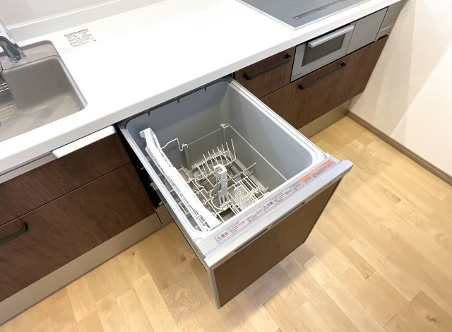 【キッチン】 | 伏見区久我本町⑦号地　12区画　築後未入戸建 | 【食器洗浄乾燥機】食器を洗う時間が省けるので、自由時間が増えますね。