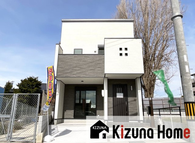 【外観】 | 伏見区久我本町⑦号地　12区画　築後未入戸建 | 駐車スペースは2台ありますヽ(^。^)ノご夫婦でお車を持てますね！こちらのエリアではとても助かります。（2台目の車種サイズは現地でご確認下さい）