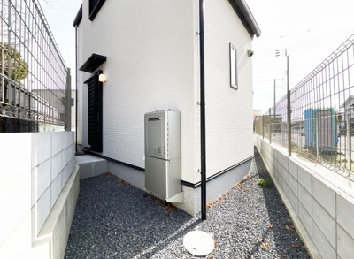 【設備】 | 伏見区久我本町⑦号地　12区画　築後未入戸建 | キッチンスペースにある勝手口の外です。すぐ近くに建物がないの風通しもよく快適です。