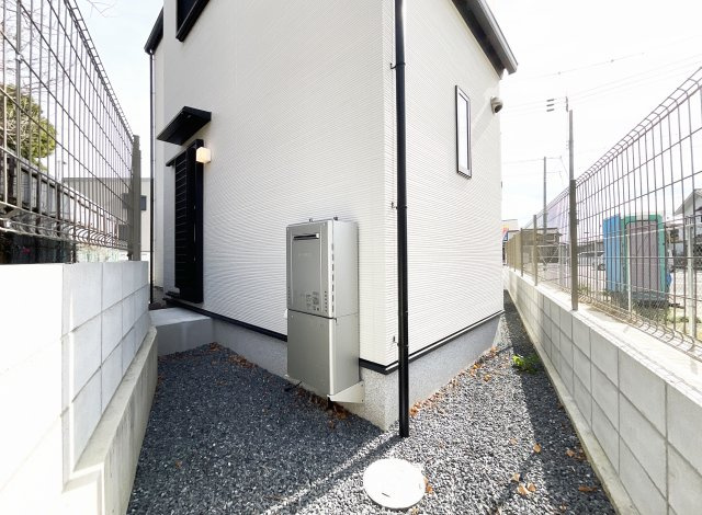 【設備】 | 伏見区久我本町⑦号地　12区画　築後未入戸建 | キッチンスペースにある勝手口の外です。すぐ近くに建物がないの風通しもよく快適です。