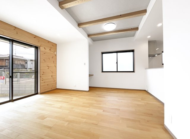 【居間・リビング】 | 伏見区久我本町⑦号地　12区画　築後未入戸建 | 内装がお洒落になる『無垢材』をフローリングに使用しています。耐久性が高くお手入れが簡単な栗材を主に採用。
