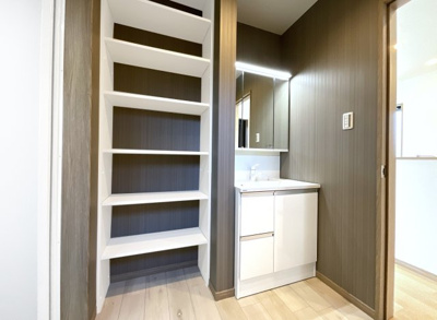 【独立洗面台】 | 伏見区久我本町⑦号地　12区画　築後未入戸建 | 洗面室にある便利な収納は、タオルなどのストックを収納しておけるので、洗濯したバスタオルやフェイスタオルはここへ。