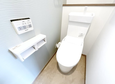 【トイレ】 | 伏見区久我本町⑦号地　12区画　築後未入戸建 | トイレは1階と2階にあるので、わざわざ違う階へ行かずにすみます。万が一の場合でも2ヶ所にあると大変助かりますね。