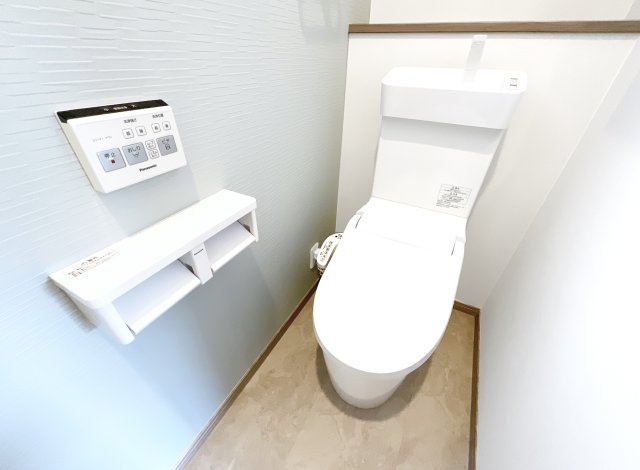 【トイレ】 | 伏見区久我本町⑦号地　12区画　築後未入戸建 | トイレは1階と2階にあるので、わざわざ違う階へ行かずにすみます。万が一の場合でも2ヶ所にあると大変助かりますね。