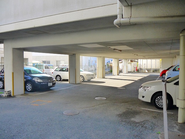 ウエストポートBの駐車場