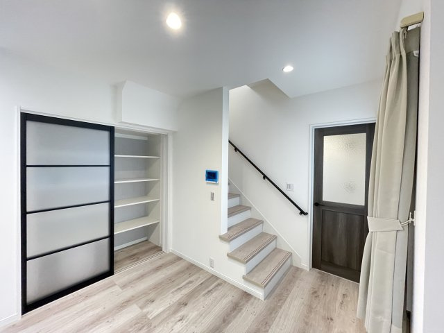 【内装】 | トレステージ桜木4丁目　3号棟 | ☆階段の上り下りの際、必ずリビングを通るので自然と「ただいま」「おかえり」の会話ができます♪☆