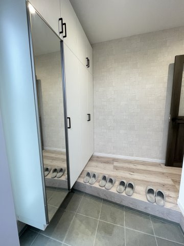 【玄関】 | トレステージ桜木4丁目　3号棟 | ☆高級感のあるデザイン☆収納も充実しているので玄関を綺麗に保つことができます！また全身鏡付きで、お出かけ前の身だしなみもできますね☆