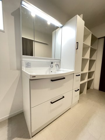 【独立洗面台】 | トレステージ桜木4丁目　3号棟 | ☆身だしなみチェックに便利な三面鏡付き洗面台♪スペース十分♪☆