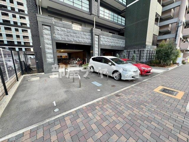 プレサンス上前津プレスの駐車場