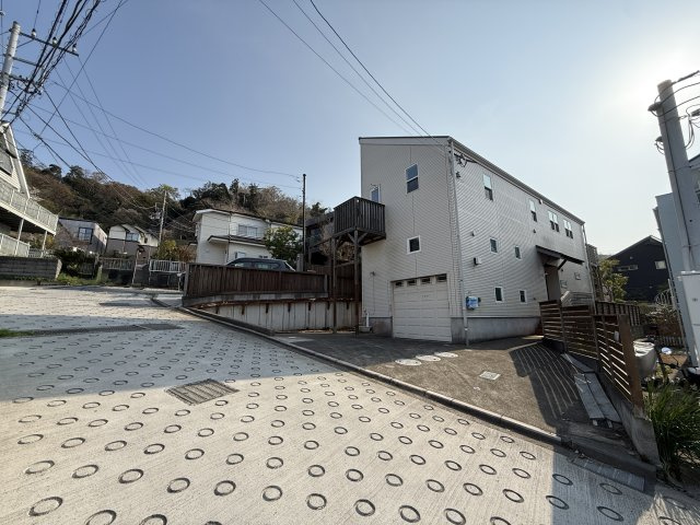 海まで10分！緑の多い住宅街　ビルトインガレージの家の前面道路含む現地写真|前面道路