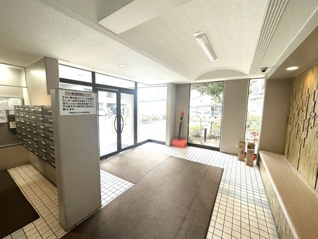 多賀城ロジュマンE棟のエントランス
