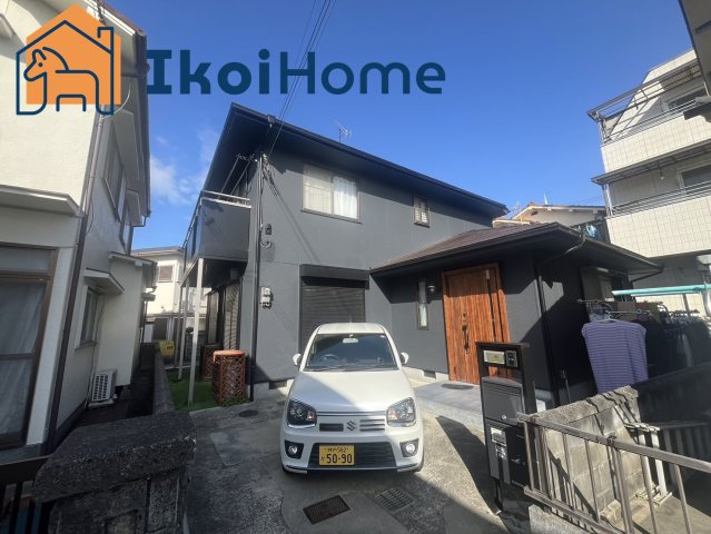 明石市大久保町松陰　中古戸建　全面フルリフォ完の外観|●資料・カタログのご請求無料●現地見学可能●駐車スペースにはお車を3台駐車できます。丁寧にお使いなうえ、2022年に全面リフォーム施工済みのため、非常に綺麗です。角地で日当たりも良好です。