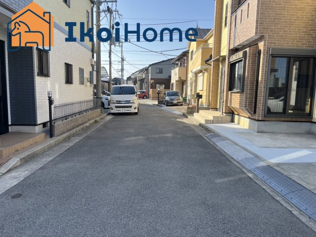 明石市大久保町大窪　中古戸建　内外装リフォーム済の前面道路含む現地写真|●年中無休：見学時間9:00～20:00・当日予約可●弊社独自で毎月５組限定の「人気オプション３点パック」をご用意。カーポート・バルコニー・ウッドデッキを１５万円（税別）で取り付け。