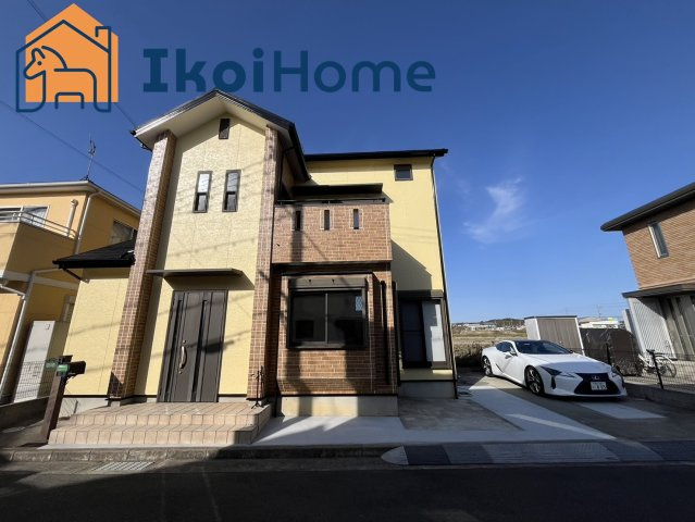 明石市大久保町大窪　中古戸建　内外装リフォーム済の外観|●資料・カタログのご請求無料●現地見学可能●敷地内にはお車を2台駐車することができます。南西向きで日当たりは良好です。リフォーム施工済みで外観も綺麗です。