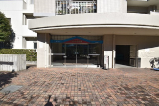 【エントランス】 | お客様を、そして住人を出迎えてくれるマンションのエントランス。ゴミが落ちていないことからも、管理状態の良さや住民の節度の高さが見て取れます。～即日のご見学可能～　お問合せはお気軽にどうぞ。