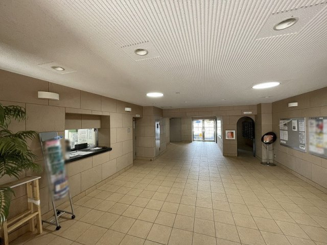 グリーンタウン香里ヶ丘B棟のエントランス|毎日通るエントランスはこのようになっています