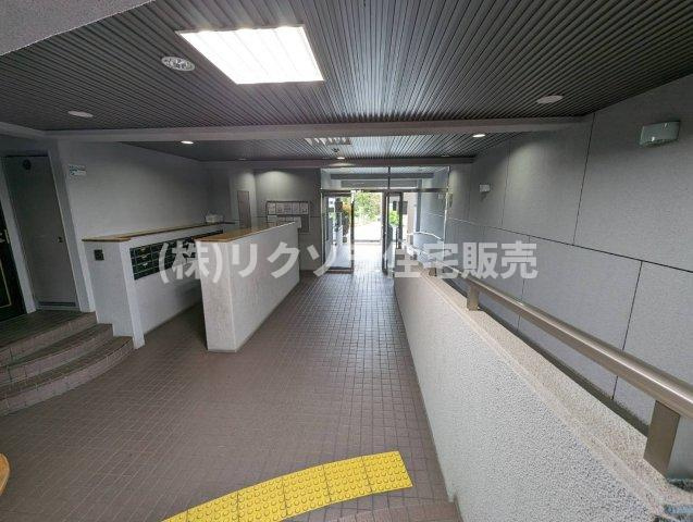 サンマンションベルデール香里翠香園のエントランス|エントランス内部
■物件内覧・資金計画相談・住宅ローン相談、リフォーム相談、お問合せ受付中■
※当日・翌日のご内覧、ご相談はお電話でのお問合せがスムーズです！