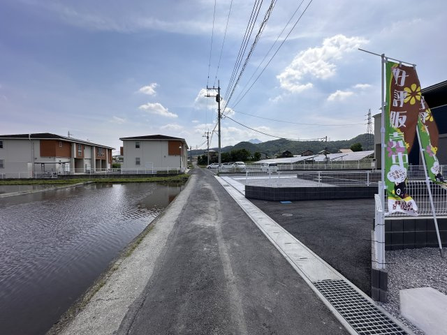 新築　渋川市金井第14　Livele Garden.S　2号棟の前面道路含む現地写真|現地写真　南東側接道幅員約2.9ｍ		