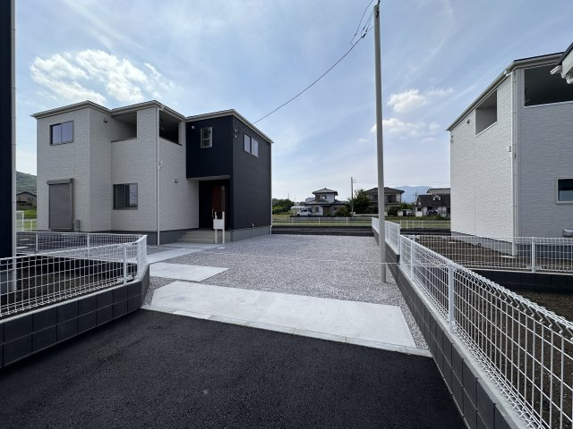 新築　渋川市金井第14　Livele Garden.S　2号棟の駐車場|現地写真　 駐車スペースは3台分駐車可能です。					
