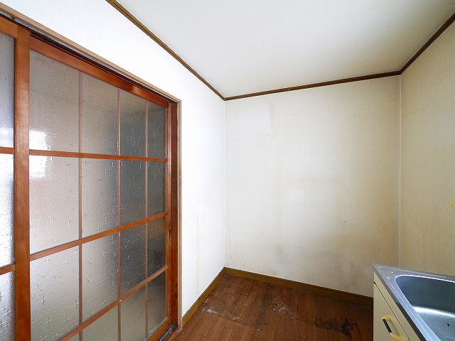 吉田貸家の居間・リビング|ゆったりとしたキッチンスペース