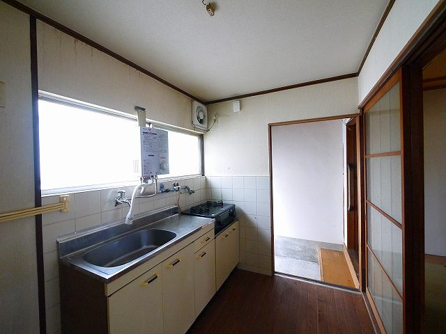 吉田貸家の居間・リビング|ゆったりとしたキッチンスペース