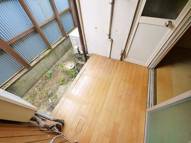 吉田貸家の庭|こちらに洗濯機置き場がございます。