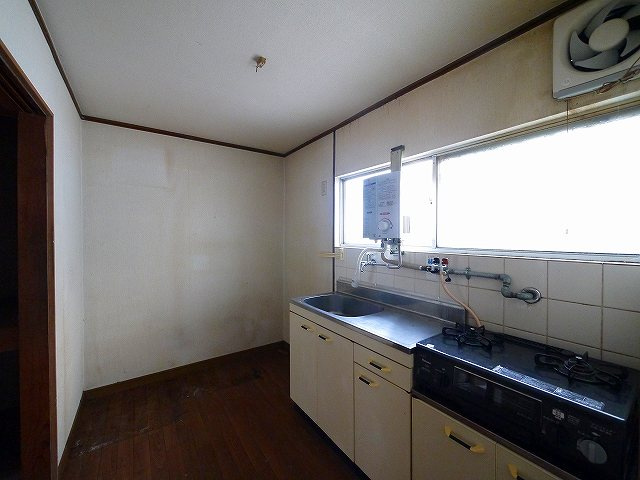 吉田貸家の居間・リビング|ゆったりとしたキッチンスペース