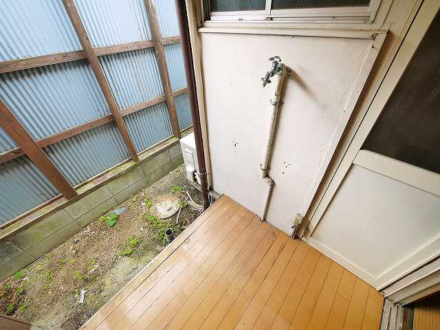 吉田貸家の設備|お庭スペースに洗濯機置き場がございます。