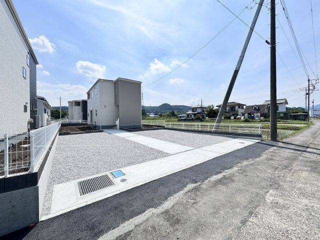 新築　渋川市金井第14　Livele Garden.S　3号棟の駐車場|現地写真　 駐車スペース広々！並列で3台置けます♪					
