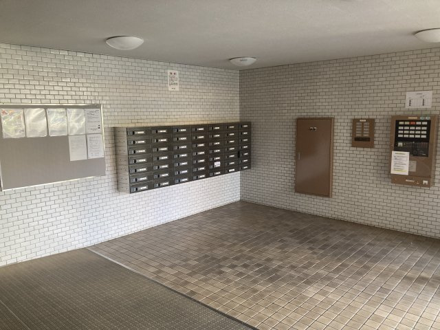 シャンボール中野のエントランス|建物の内部です