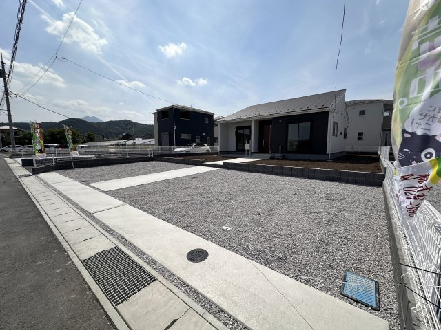 新築　渋川市金井第14　Livele Garden.S　4号棟の駐車場|現地写真　 駐車スペース広々！並列で4台置けます♪					
